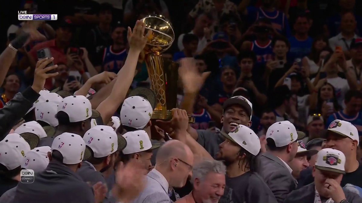 نيويورك نيكس يرفع كأس لقب الدوري الأمريكي لكرة السلة (NBA) #كرة_السلة | #الدوري_الأمريكي_للمحترفين #NBA