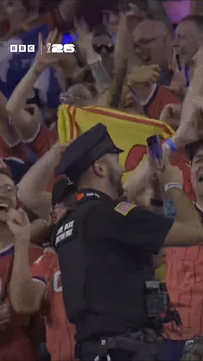Even the Boston police and stewards are getting involved in Scotland's celebrations. 🏴 👮 #BBCFootball #FifaWorldCup