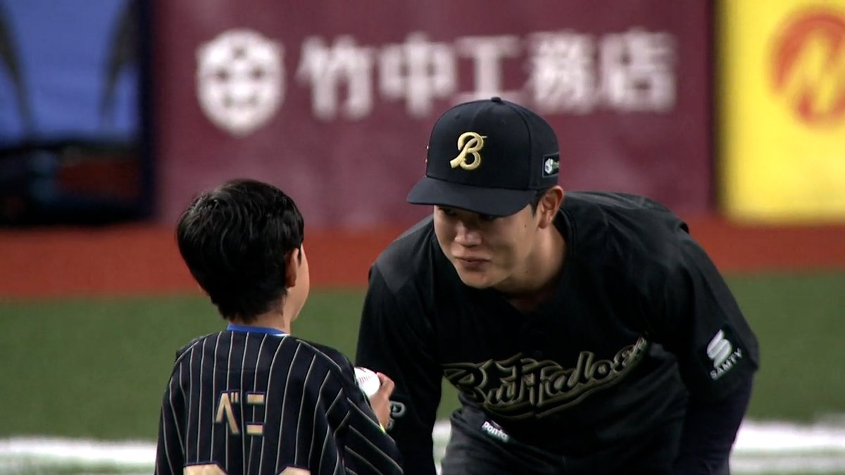 #太田椋 試合前のイベントでボールをプレゼント⚾ なごやかにお話をしているキッズの背中にはまさかの「ベニ」 でも選手たちはみんな優しいので大丈夫です😉 #Bs2026 #ベースボールLIVE で配信中[初月無料]