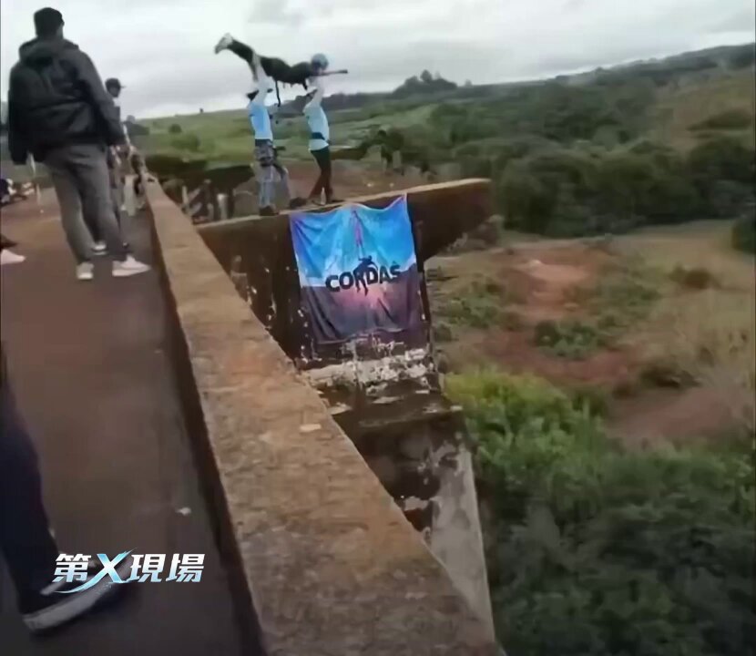沒注意到繩子沒綁，高空彈跳教練就把人丟下去，結果當場摔死 📍 地點：巴西