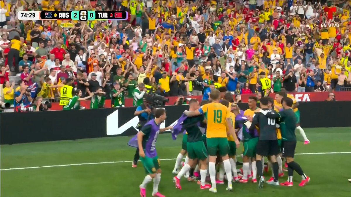 ¡QUE CLASE DE GOLAZO! Connor Metcalfe tomó impulso desde fuera del área y clavó el balón en el ángulo inferior para ampliar la ventaja de Australia.