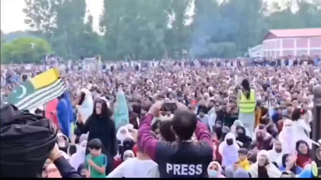 پاکستانی میڈیا آپ کو یہ مناظر نہیں دکھائے گا۔۔۔ لاشیں اٹھا کر گولی کھا کر تشدد بربریت برداشت کرکے بھی عوام کا جم غفیر۔۔۔ جسکو غریدے اور راوی جتھے کہہ کر توہین کرتے ہیں