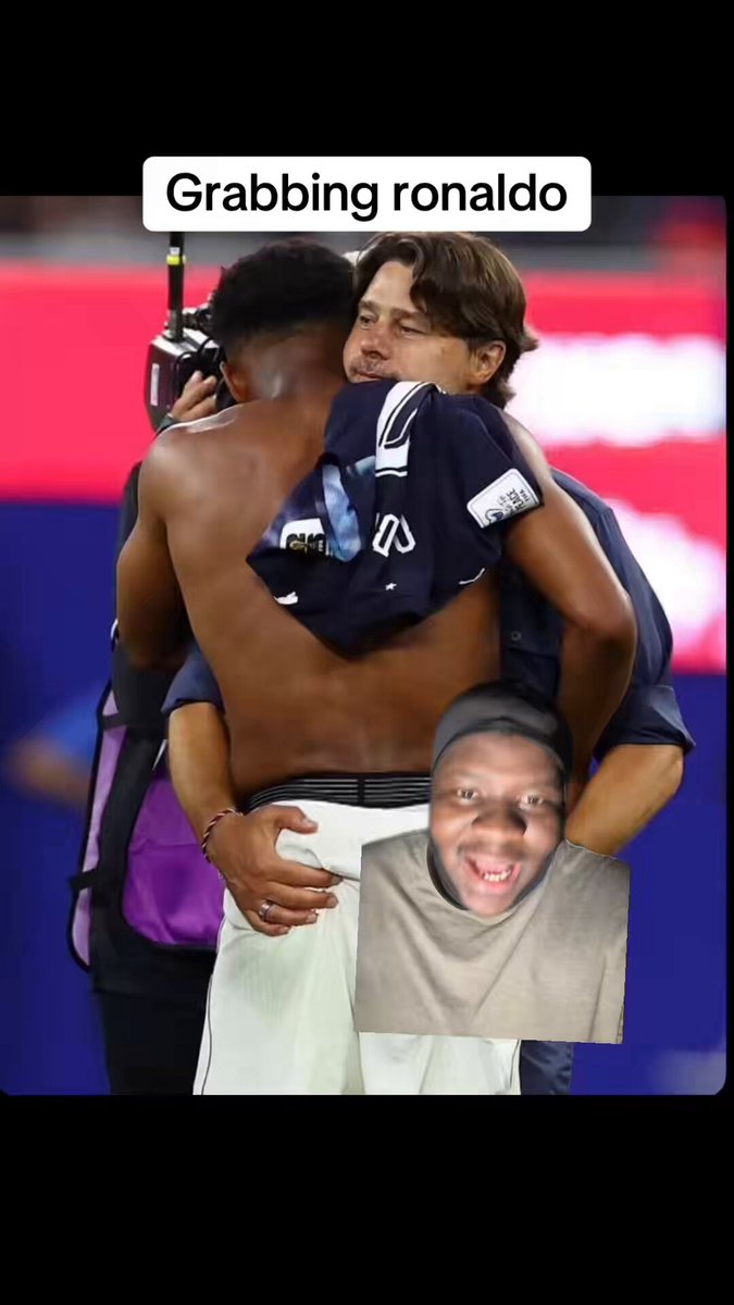 Why is pochettino grabbing ronaldo like that?? 😡