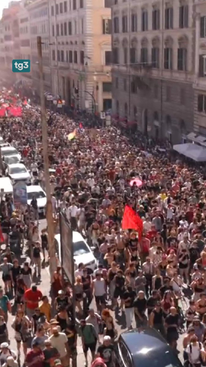 Migliaia di persone hanno sfilato a Roma in risposta alla manifestazione per la remigrazione, per ribadire i valori dell'accoglienza e dell'antifascismo. #tg3