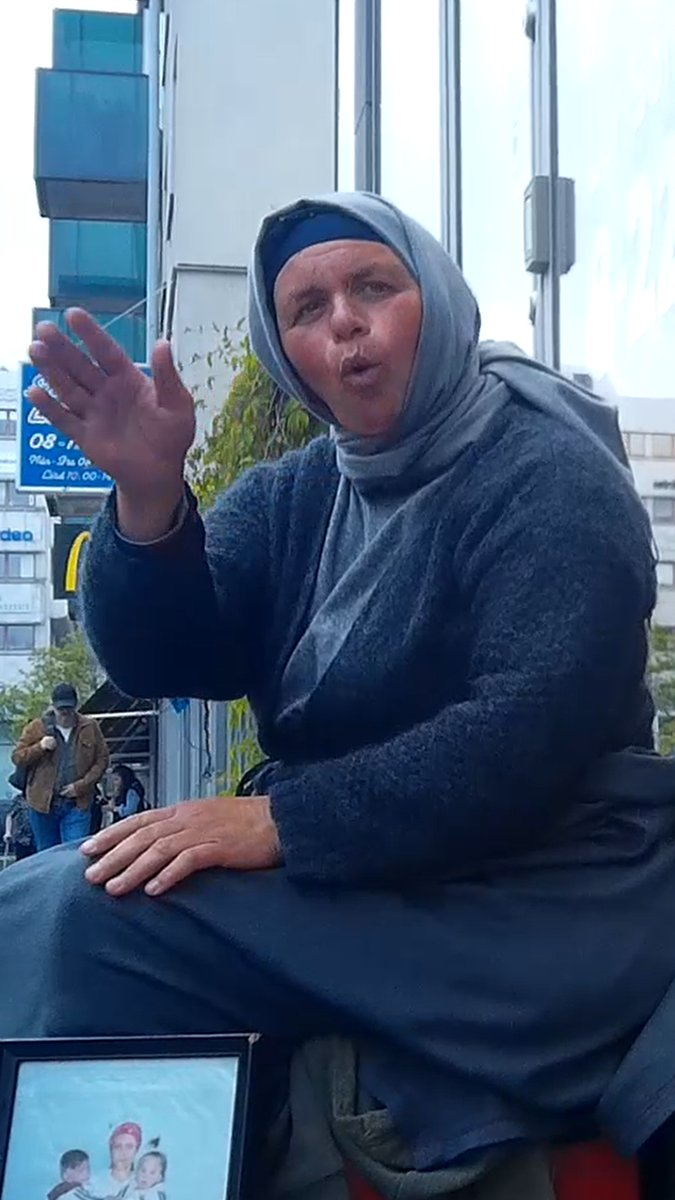 En romsk tiggare till en svensk hemlös: “Skaffa ett jobb.”