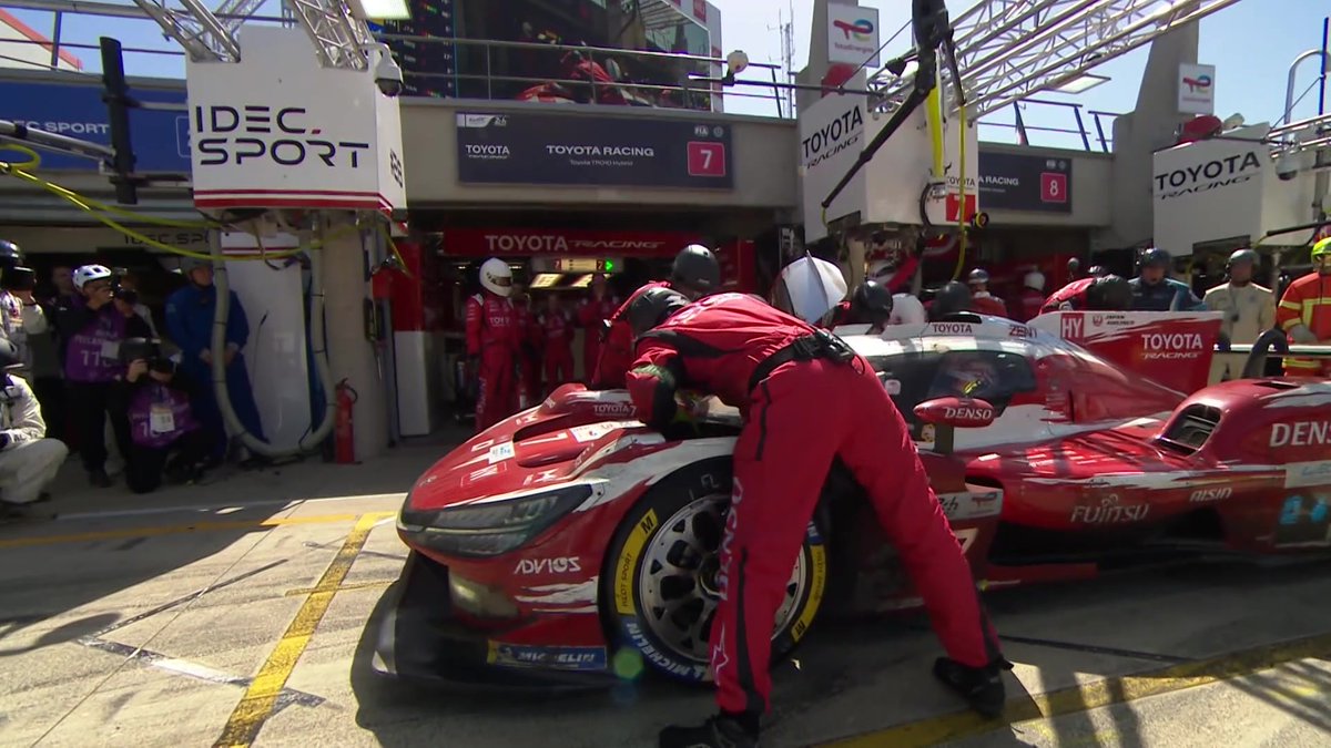 Mind games and pure adrenaline! The top two overall are hitting the pit lane simultaneously. 🫣 Every second counts right now. Watch live at #LeMans24 #WEC