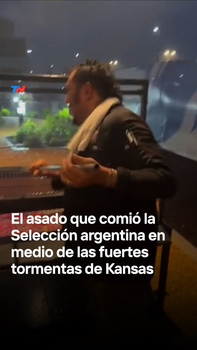 "CONTRA VIENTO Y MAREA" I Dibu Martinez mostró el asado que comió la Selección argentina en medio de las fuertes ráfagas de viento y tormentas que se vivieron en Kansas: "Mirá lo que es esto".
