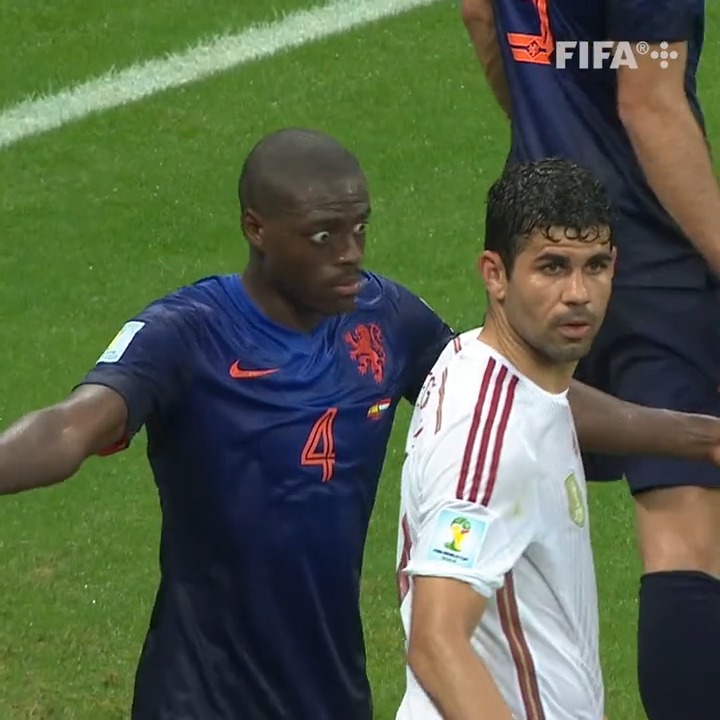 Martins Indi de olho na marcação de Diego Costa na Copa de 2014. 😅👀 Nostálgico!