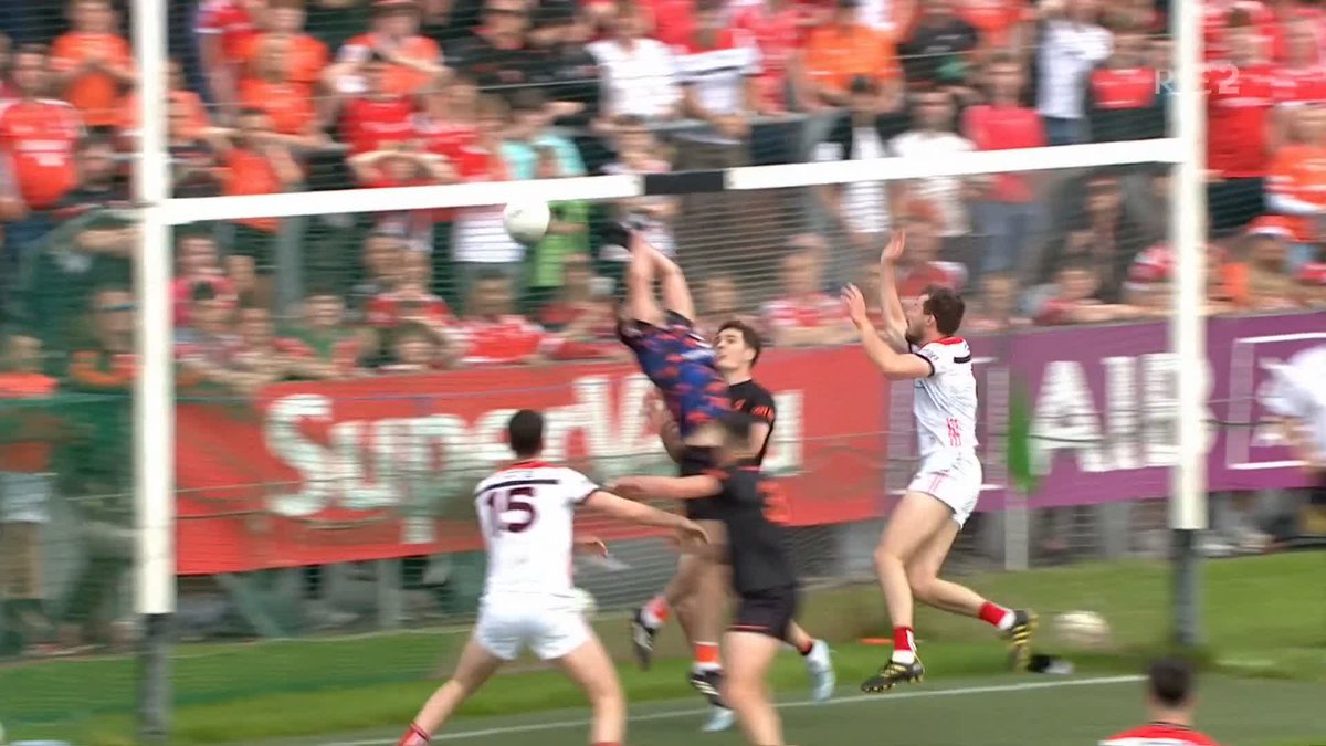 Have you ever seen the likes of it? Sam Mulroy lobs the ball in with just two seconds to go. The game looks up. But Ethan Rafferty's mistake sees the Wee County take the victory. Incredible. 📱Updates: 📺Watch: