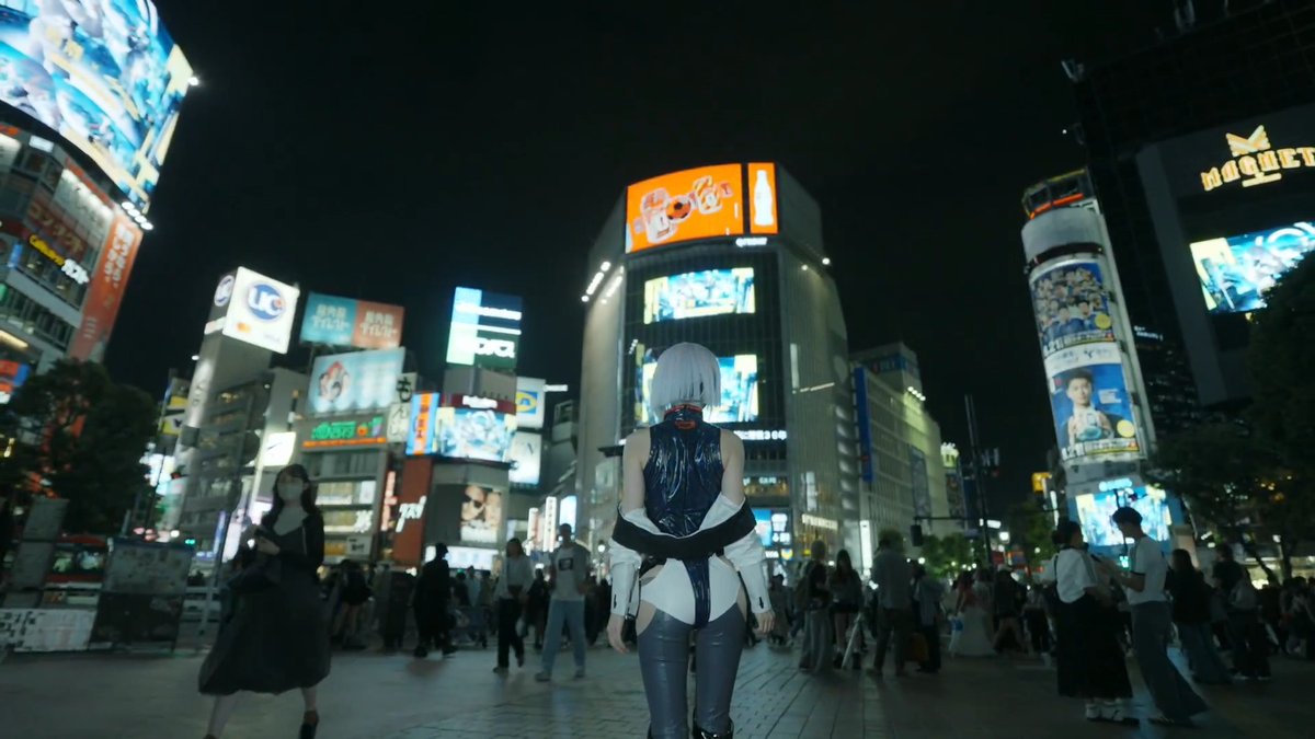 街の景色に溶け込む、 ルーシーとレベッカ。 渋谷で展開中の広告の様子をお届けします。 #鳴潮 #サイバーパンクエッジランナーズ #サイバーパンク