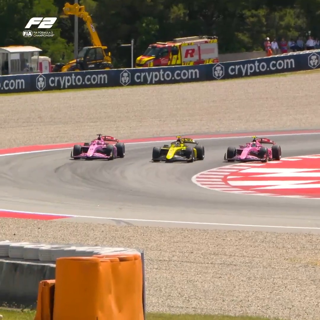 THREE-WIDE! 😱 Alex Dunne fought off Gabriele Minì's brilliant opportunistic move to take the race lead in the Feature 🥊 #F2 #BarcelonaGP