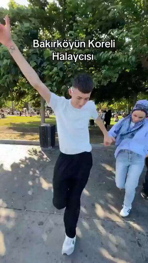 Bakırköy'de aynı noktada düzenli olarak provokasyon yapan bir grup var. Bu kürt grup durduk yere kürtçe şarkıyla halay çekmeye başlıyor. Amaç meydan okumak. Görüyorsunuz vatandaşların yürümesine de engel oluyorlar. Yetkililer batıdaki provokasyonlarla ilgili hiçbir adım atmıyor.