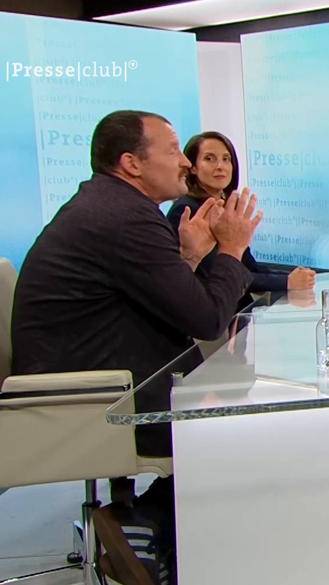 Heute war ich im Presseclub zu Gast, mit Gesine Dornblueth, Marina Kormbaki, Paul Ronzheimer, und weil es im Eifer des Talkshow-Gefechts dann doch schwierig ist, seine Position in Ruhe und en détail darzulegen, will ich es hier versuchen. Also, die Herausforderung ist: Was können die Europäer in Richtung Moskau unternehmen, ohne die Ukraine vor den Bus zu werfen? ---- DISCLAIMER: Widerspruch ausdrücklich erwünscht, aber bitte lasst die ewigen Angriffe ad hominem ("Rubelnutte"). Bringt uns echt nicht weiter, Leute, und macht alle nur müde. ---- Zunächst mal die Ausgangslage: Finanzierung der Ukraine bis Ende 2027 ist gesichert, aber politisch-wirtschaftliche Lage in Europa nicht so, dass wir klar sagen können, wie es danach weitergeht. USA ohnehin unsicherer Kantonist. Ukraine hat direkt an der Front ein militärisches Patt geschaffen, auch im Drohnenkrieg ist sie inzwischen ähnlich stark wie Russland, bei den ballistischen Raketen aber deutlich unterlegen, und was noch relevanter ist, besonders im Hinblick auf den Winter: bei der Raketenabwehr völlig unklar, wie sie sich gegen die russischen Angriffe verteidigen soll. Schafft die stärkere ukrainische Position ein Zeitfenster für Verhandlungen? Aus ukrainischer Sicht ja, aus Putins Sicht eher nicht. Wenn er daran interessiert wäre, den Krieg zu beenden, wäre es strategisch besser, nach den ersten Wintermonaten in Verhandlungen einzutreten, wenn Russland seine Luftüberlegenheit mit Angriffen auf die ukr. Energieinfrastruktur wieder ausspielen kann. Aber die Ukrainer sprechen sehr deutlich von einem Zeitfenster bis November. Und für die Europäer wäre es unklug, dieses Zeitfenster verstreichen zu lassen. Ich sage nicht, dass es klappen muss. Aber wir sollten es unbedingt versuchen. Was nun gefordert ist, ist diplomatische Kunst. Im besten Fall ist schon unter dem Radar der Öffentlichkeit ein europäischer Emissär Richtung Moskau aufgebrochen, um zu eruieren, ob Moskau zu Verhandlungen bereit ist. Die Vertraulichkeit ist schwer genug, weil es viele Akteure gibt - inkl. der Ukraine - die ein Interesse haben, solche Bemühungen per Leak zu untergraben. Mit welcher Botschaft sollte der Emissär nach Moskau fahren? Sicher nicht mit „Putin, du bist am Ende, also gib auf.“ Erstens entspricht das nicht der Wirklichkeit, und zweitens MUSS Putin ein solches „Gesprächangebot“ zurückweisen. Ich will hier nur an den kürzlichen öffentlichen Brief Selenskyjs erinnern: Darin stand zwar einerseits „Putin, lass uns reden“, aber abgesehen davon war der Brief in Ton und Inhalt ein Affront und persönlicher Angriff, auf den Putin nur so reagieren konnte, wie er es dann auf dem Wirtschaftsforum in St. Petersburg tat: mit einem LMAA. Wie also dann? Die Europäer müssen Putin neben der Peitsche Zuckerbrot anbieten. Die „Peitsche“ ist die europäische Aufrüstung, die Unterstützung der Ukraine, die Sanktionen, ukr. Schläge in Russland selbst. Aber es braucht eben auch Zuckerbrot. Das könnte die Aussicht auf - streng an Fortschritte gebundene - schrittweise Aufhebung der Sanktionen sein, (begrenzte) Wiedereinführung von direkten Flügen EU-Russland, Gespräche (auf militärischer Ebene) über Management der langfristig feindlichen Grenze zwischen EU und Belarus/Russland, vom hohen Norden über die Ostsee bis zum Schwarzen Meer. Wir Europäer, viel mehr noch als die USA, haben ein klares Interesse daran, dieses Risiko zu managen. Und auch wenn ich schon die Protestschreie höre: In der längerfristigen Perspektive sollte man mit Moskau auch in Gespräche über die kontinentale Sicherheitsarchitektur eintreten. Praktisch alle Rüstungskontrollverträge aus Zeiten des Kalten Kriegs sind ausgelaufen – das ist ein explosiver Zustand. Dieses Gespräch wird keine schnellen Ergebnisse bringen, und ja, es ist ein Eingehen auf Putins viel zitierte “Grundursachen des Konflikts.” Na und? Wenn es dabei hilft, diesen Krieg zu beenden und seine weitere Eskalation zu verhindern? Als Gegenargument höre ich: Damit belohnen wir doch Putin für den Bruch aller Vereinbarungen, die Zerstörung der Sicherheitsordnung, für die Tötung der Zivilisten, das darf nicht sein! Das ist einerseits richtig und bitter, aber ich will nur daran erinnern, dass die USA gerade mit dem iranischen Mullah-Regime einen Modus Vivendi/ein Friedensabkommen aushandeln, das mit seiner Unterstützung von Hisbollah/Huthis usw. plus Ermordungen zehntausender eigener Bürger nicht weniger verabscheuungswürdig ist wie Russland. Wer Frieden schaffen will, muss sich die Hände schmutzig machen. Die Erwartung, dass das Geschehen auf dem Schlachtfeld sich so sehr zugunsten der Ukraine wendet und gleichzeitig Russland wirtschaftlich so sehr unter Druck gerät, dass es quasi kapitulieren muss, ist naiv. Einerseits, weil China hinter Russland steht, das zwar keine (nukleare) Eskalation will, aber andererseits auch nicht zulassen wird, dass Russland verliert. Andererseits, weil wir diese Intensität des Kriegs der Ukraine nicht mehr allzu lange zumuten können. Ein Blick auf die Demographie zeigt, vor welchen riesigen Herausforderungen das Land stehen würde, selbst wenn der Krieg heute enden würde. Ein Instrument der Vorbereitung von Verhandlungen ist übrigens auch das rhetorische Abrüsten. Während hierzulande manche so tun, als wäre ein russischer Angriff auf NATO-Territorium nicht eine Frage des ob, sondern des wann (und ja ich weiß, dass das nötig ist, um der Gesellschaft die Rüstungsanstrengungen zu erklären), habe ich mit Interesse die kürzlichen Äußerungen des NATO-SACEUR Alexus Grynkewich in Berlin gelesen. Seine Message: Russland weiß, dass wir stark sind, deshalb ist es nicht an einem Konflikt interessiert. Ich würde sagen: Diese Art des Messaging ist das, was wir gerade in Richtung Moskau brauchen. Wir sind stark, aber wir sind bereit zu reden.