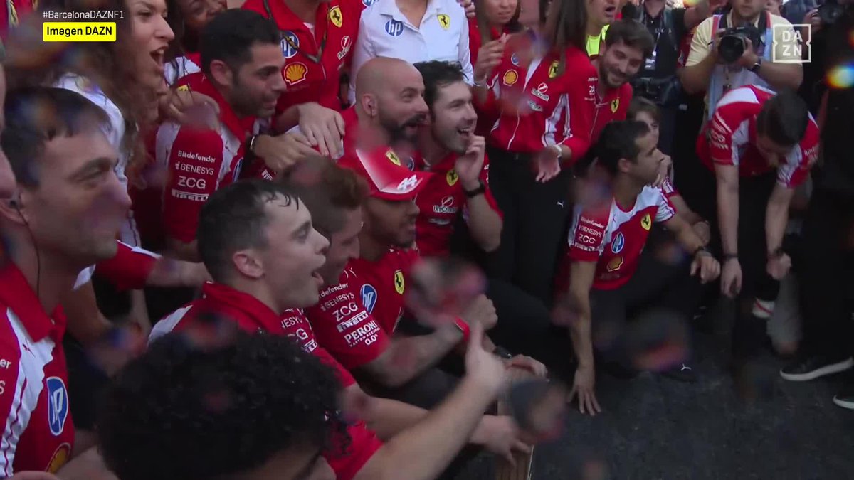 FOTO DE FAMILIA. LA FIESTA DE HAMILTON Y FERRARI 🙌 #BarcelonaDAZNF1 🇪🇸