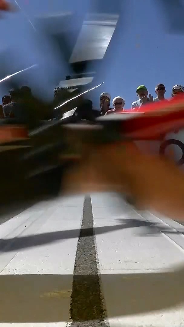 Es uno de los finales más locos y surrealistas que se recuerdan 🤯 - Deja atrás a Aleksandr Vlasov y Richard Carapaz - Se pone a celebrar en línea de meta... y se cae justo encima - Y tras ver la 'photo finish', ¡los jueces le dan la victoria! ¿Traspasa entera la bici? 👀