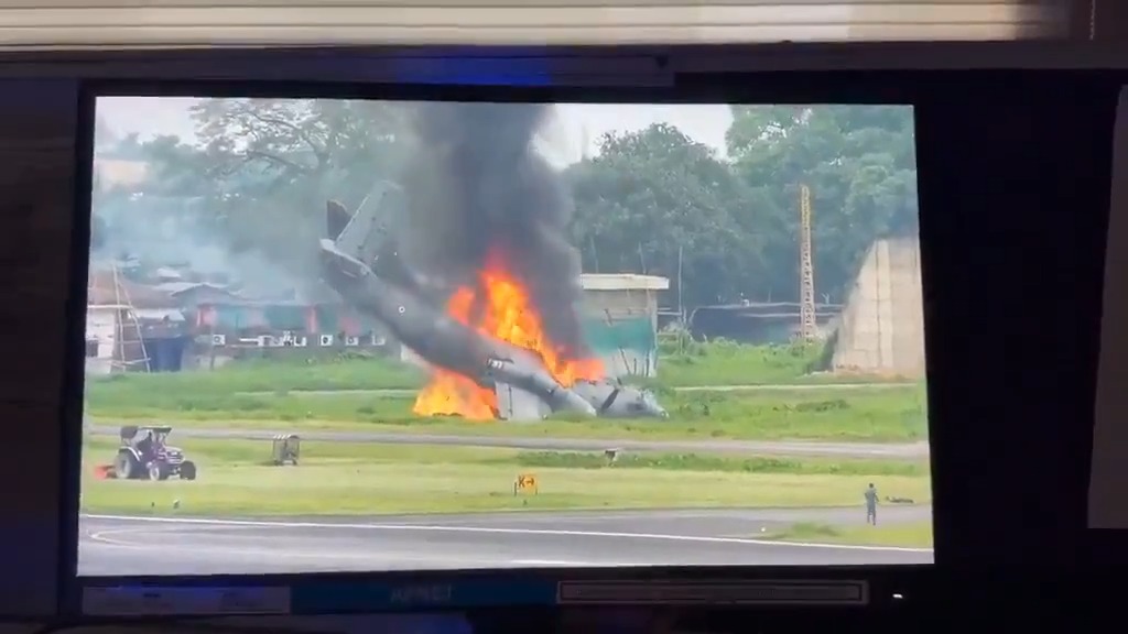 Indian military An-32 turboprop crashed yesterday in Assam; killing all five people on board. It seemed like a pretty normal landing but went sideways quickly... 👀✈️ #india #assam #AN32 #soviet #USSR #AN26 #crash #IAF #indianairforce #fire #airport #airforce