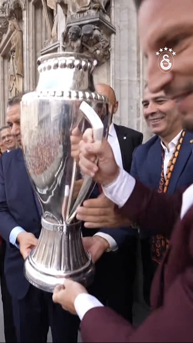 Avrupa Birliği’nin başkenti Brüksel-Grand Place’da gerçekleştirilen şampiyonluk kutlamamız. 💛❤️