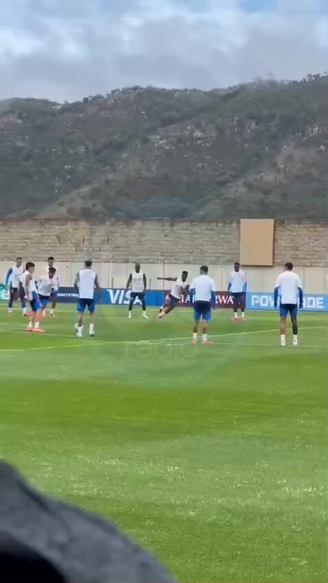 #VideoBlu La intensidad no se negocia en la Selección Colombia. Luis Javier Suárez fue con todo a cortar un pase de Mojica y el contacto generó preocupación por algunos segundos. La buena noticia: el lateral siguió trabajando con normalidad y terminó la práctica sin problemas. #MundialEnBlu