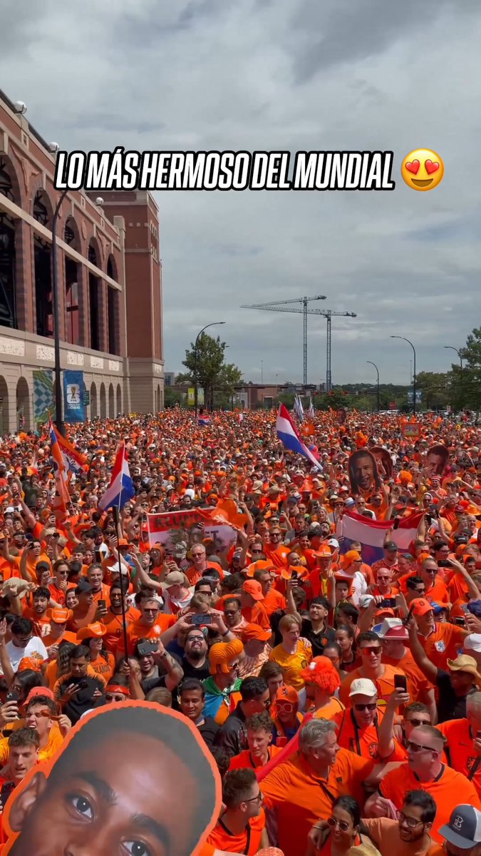 Lo de la afición de Países Bajos es otra cosa. 🤯 🇳🇱 ¡AMBIENTAZO ORANJE! (vía onsoranje)