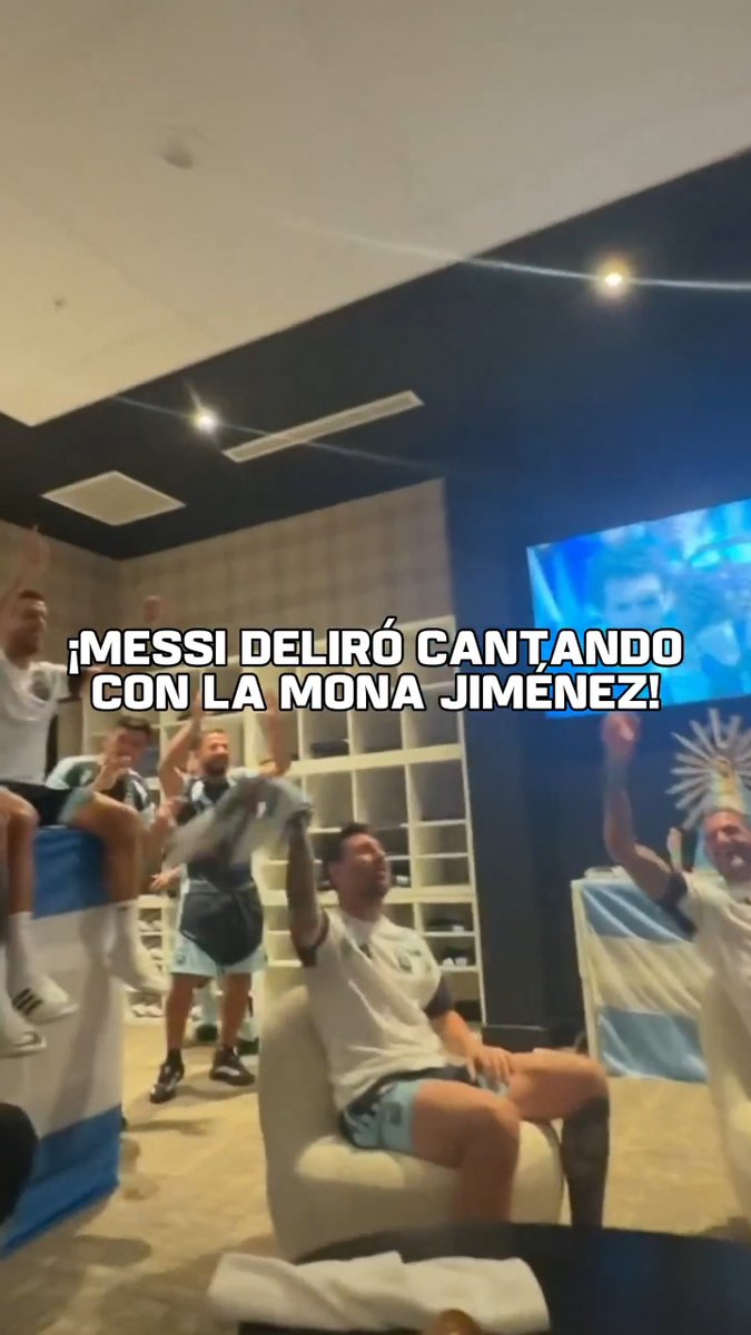 ¡MESSI REVOLEANDO EL BUZO! Leo se cantó todo con La Mona Jiménez en la concentración de Argentina 🇦🇷🎶 #ESPNMundial 📺 Mirá los mejores partidos de la #FIFAWorldCup por ESPN, en el Plan Premium de #DisneyPlus