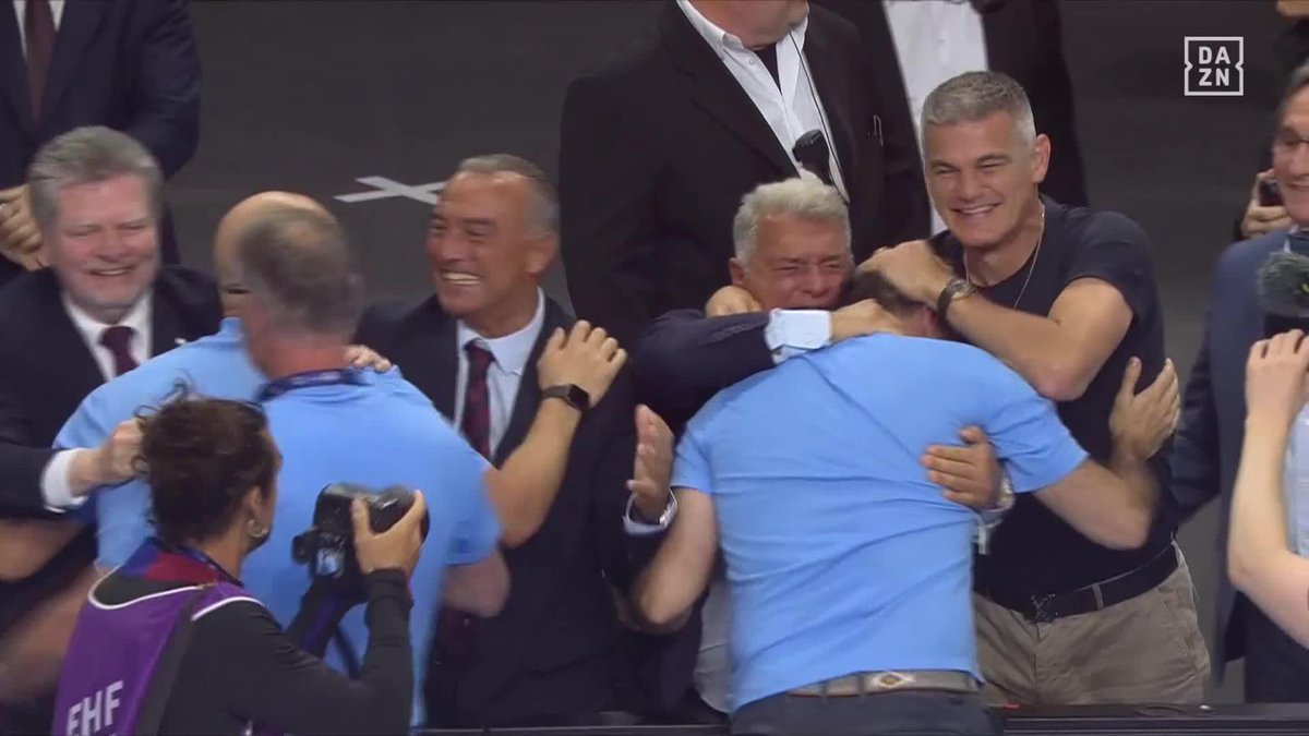 LAPORTA LLORA DE LA EMOCIÓN 🥹 LAS LÁGRIMAS DEL PRESIDENTE DEL BARÇA DESPUÉS DE GANAR LA CHAMPIONS LEAGUE DE BALONMANO 🏆 El abrazo de Carlos Ortega con la plana mayor del FC Barcelona: Joan Laporta, Rafa Yuste, Enric Masip... ¡QUÉ IMAGEN! 😯 #ehfcl #BalonmanoDAZN 🤾‍♂️