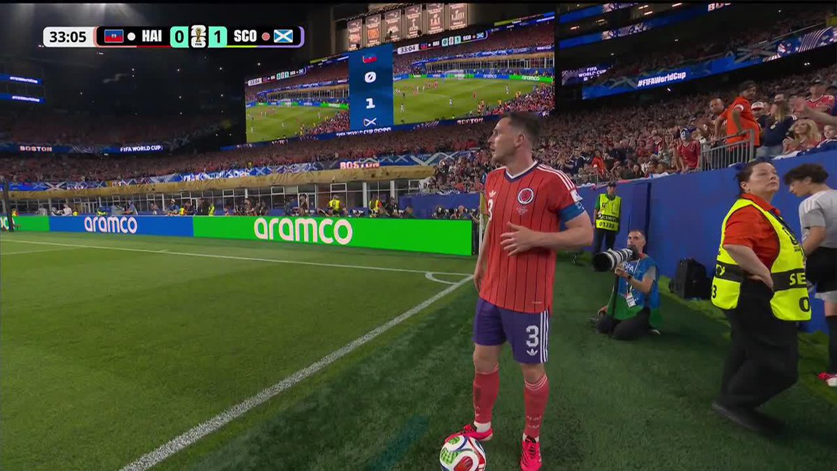 El árbitro recién puede empezar la cuenta regresiva para el lateral cuando el jugador AGARRA LA PELOTA CON SUS MANOS. 😅 ¿Qué hizo Robertson? Acomodó a todos sus compañeros con la pelota en el pie y recién ahí fue a tomarla con la mano. ⁉️ ¿Opiniones?