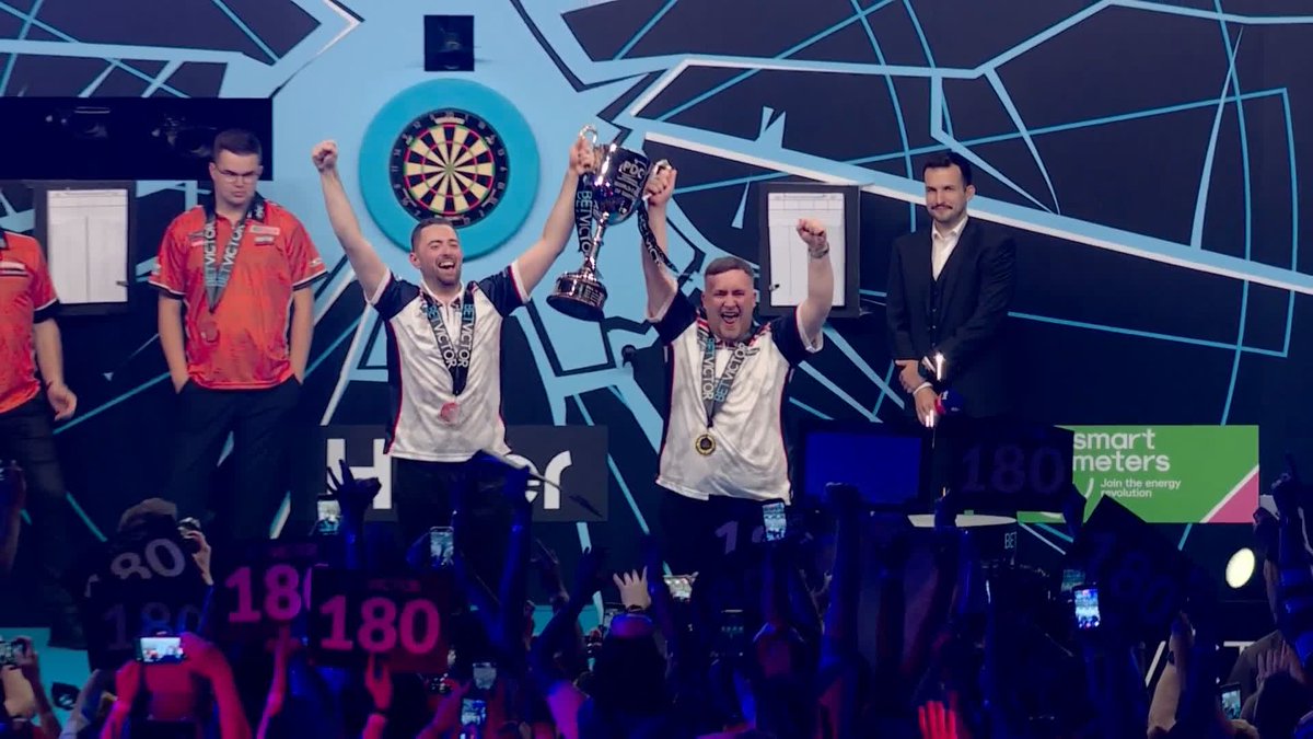 Luke Littler and Luke Humphries get their hands on the World Cup trophy! 🏆🏴󠁧󠁢󠁥󠁮󠁧󠁿