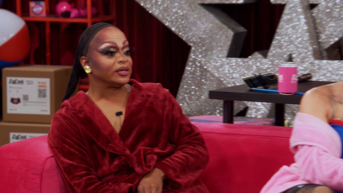 Sisterhood is sharing shoes! 👠 #JunoTemple and our All Stars had the best time in #Untucked 🤭