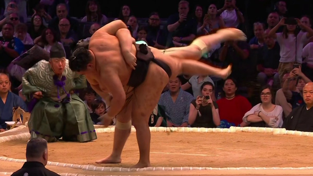 Quelle fierté d’avoir accueilli à Paris à nouveau, 31 ans après, les plus grands rikishi ! Félicitations aux organisateurs du Tournoi de Paris de Sumo. Bravo à Kotozakura. Pensée à Jacques Chirac qui aurait lui aussi été si fier.