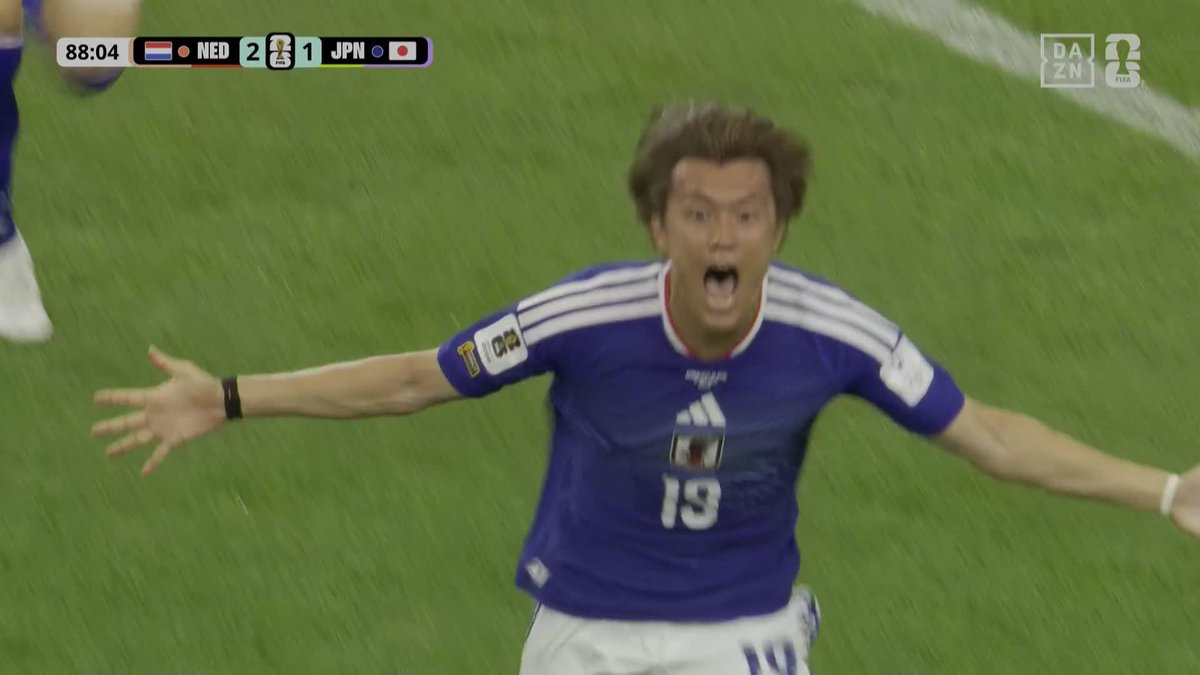 ¡CELÉBRALO! ¡VUÉLVETE LOCO! ¡Que no es tuyo, pero vale igual! 😁 La locura de Japón con el empate de Kamada, que rozó el balón de Ogawa, en el 89' 🇯🇵 ¡Bendito fútbol! #DAZNMundial