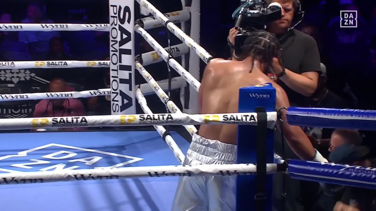 Claressa Shields had to leave the booth for this! 😆 #GonzalezPerez | Live now on DAZN ▪️