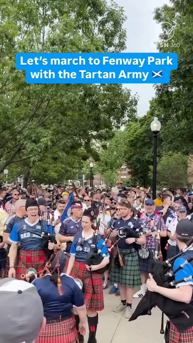 The Tartan Army made their presence known during their march to Fenway Park 🏟️🏴