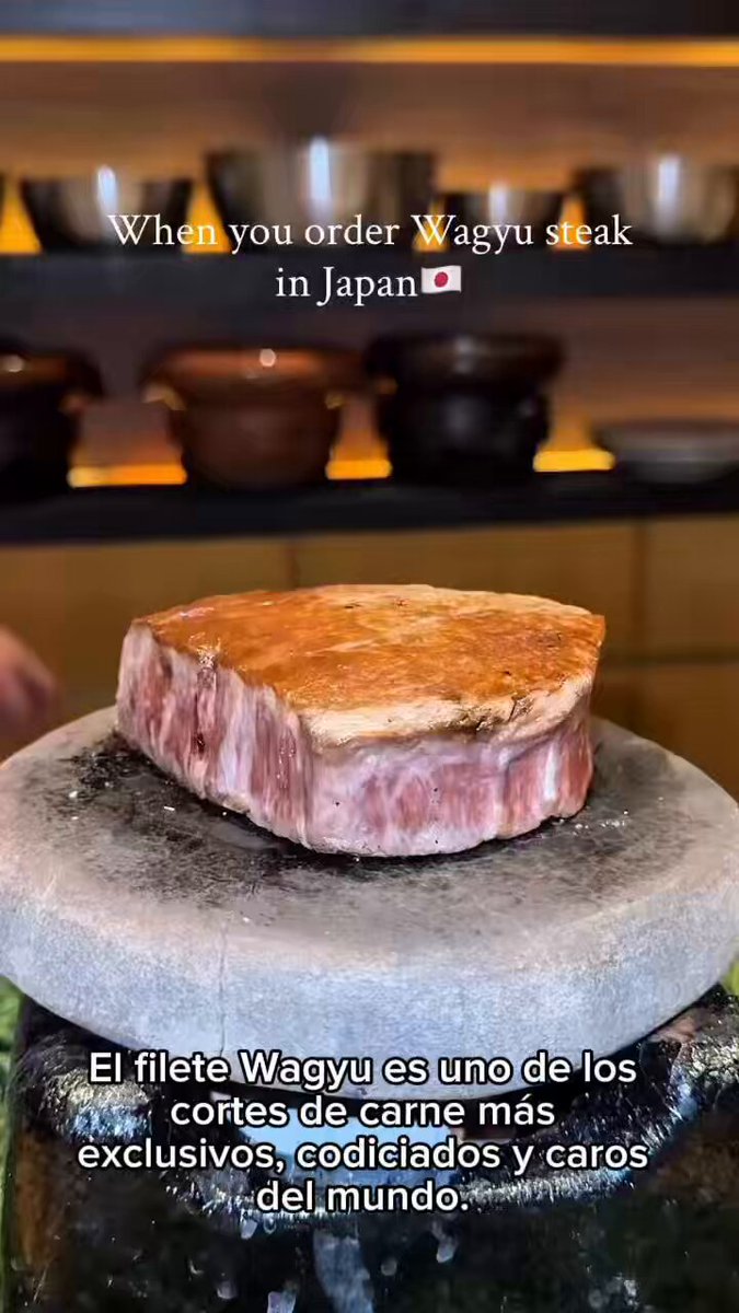 El filete Wagyu es uno de los cortes de carne más exclusivos, codiciados y caros del mundo. Proviene de razas de ganado originarias de Japón (la palabra Wagyu significa literalmente "vaca japonesa"). Se distingue de cualquier otra carne por su impresionante marmoleo, que es una densa red de grasa intramuscular fina y blanca distribuida uniformemente por todo el músculo. Esta grasa tiene un punto de fusión extremadamente bajo que hace que la carne se derrita en la boca al comerla, aportando una jugosidad, suavidad y un sabor mantecoso inigualables.