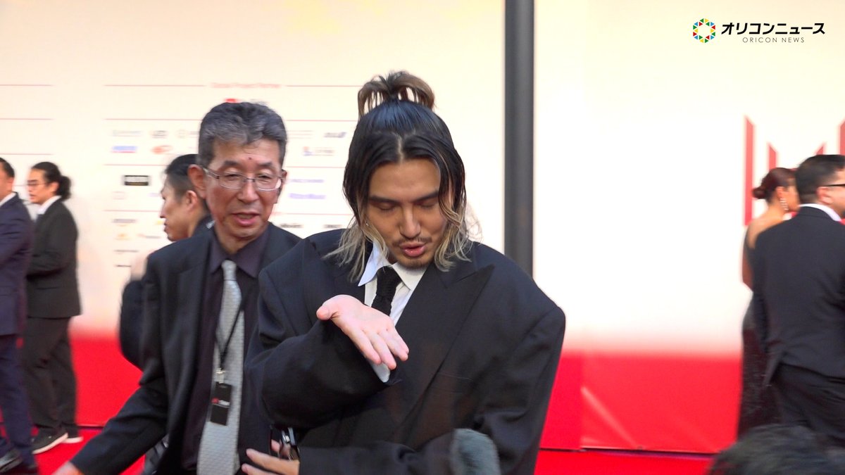 藤井風、記者への神対応に会場大熱狂！衣装のポイントを語る