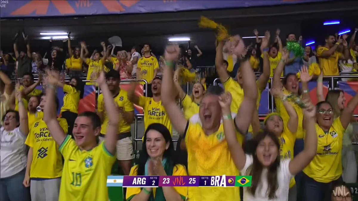 #VNL2026: 🤯 WE'RE GOING FIVE! Brazil 🇧🇷 level it at 2-2 against Argentina 🇦🇷 and the crowd in Brasília is going wild. 🔥🙌 📺 LIVE on VBTV: 🏐 #BePartOfTheGame #Volleyball