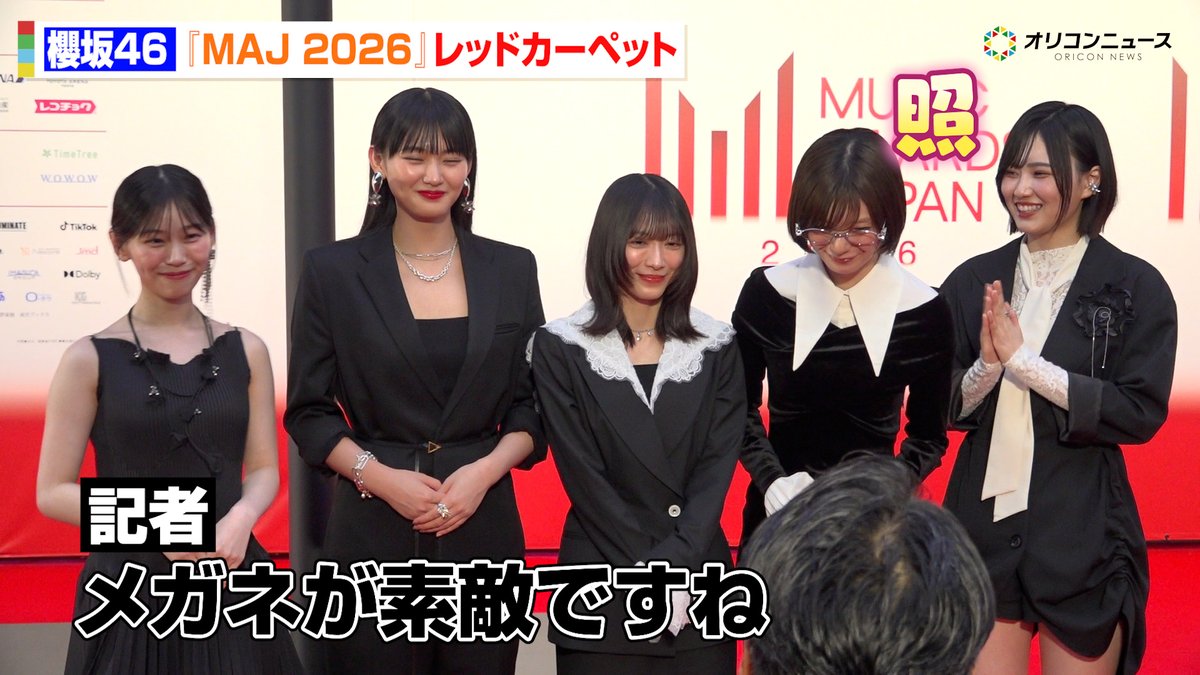 櫻坂46、クールなブラック衣装でレカぺに登場！記者からの褒めに藤吉夏鈴が思わず照れ