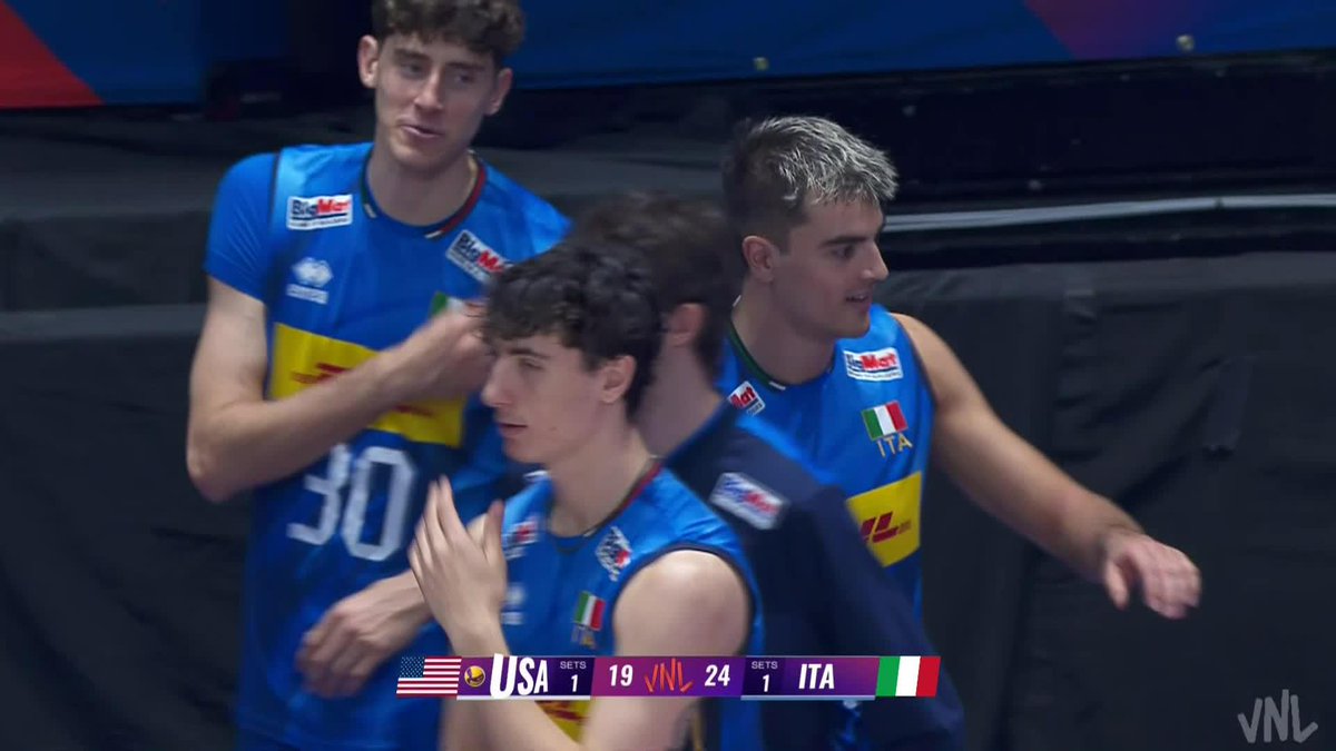 #VNL2026: 🇮🇹 ITALY BACK IN FRONT! The Italians 🇮🇹 take Set 3 and move ahead of the United States 🇺🇸 2-1 in Ottawa. 🔥 One set away from victory. 👀 📺 LIVE on VBTV: 🏐 #BePartOfTheGame #Volleyball