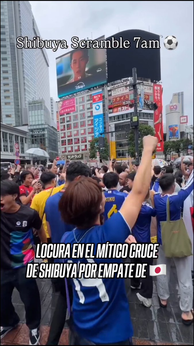 "VAMOS NIPPON" 🇯🇵 😍 Así lo que se vivió en el cruce de Shibuya, Tokio, luego del empate 2-2 de Japón con Países Bajos en el Mundial. Y cantando en español. ⚽ LO MÁS BELLO DEL FUTBOL (vía scottsimonsmusic)