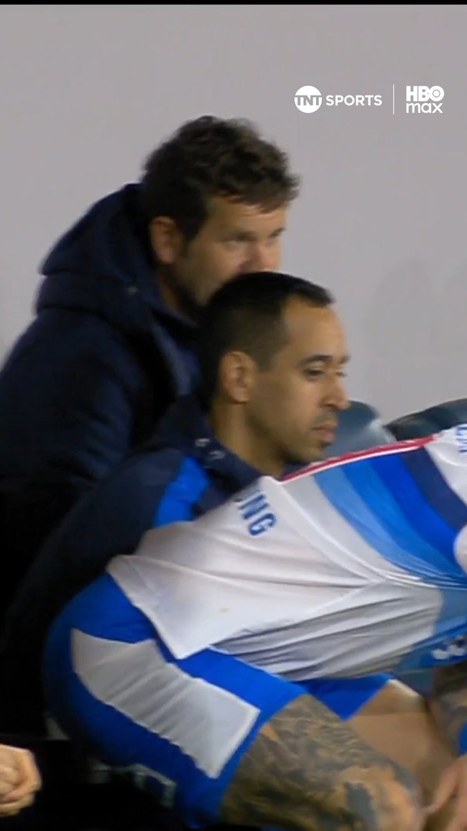 😅🛡🐂 EL GOLEADOR SE SIENTA COMO QUIERE... El divertido momento que nos regaló Fernando Zampedri en la goleada de #LosCruzados ante la UdeC, por la Fecha 15 de la #LigaDePrimeraMercadoLibre 2026.