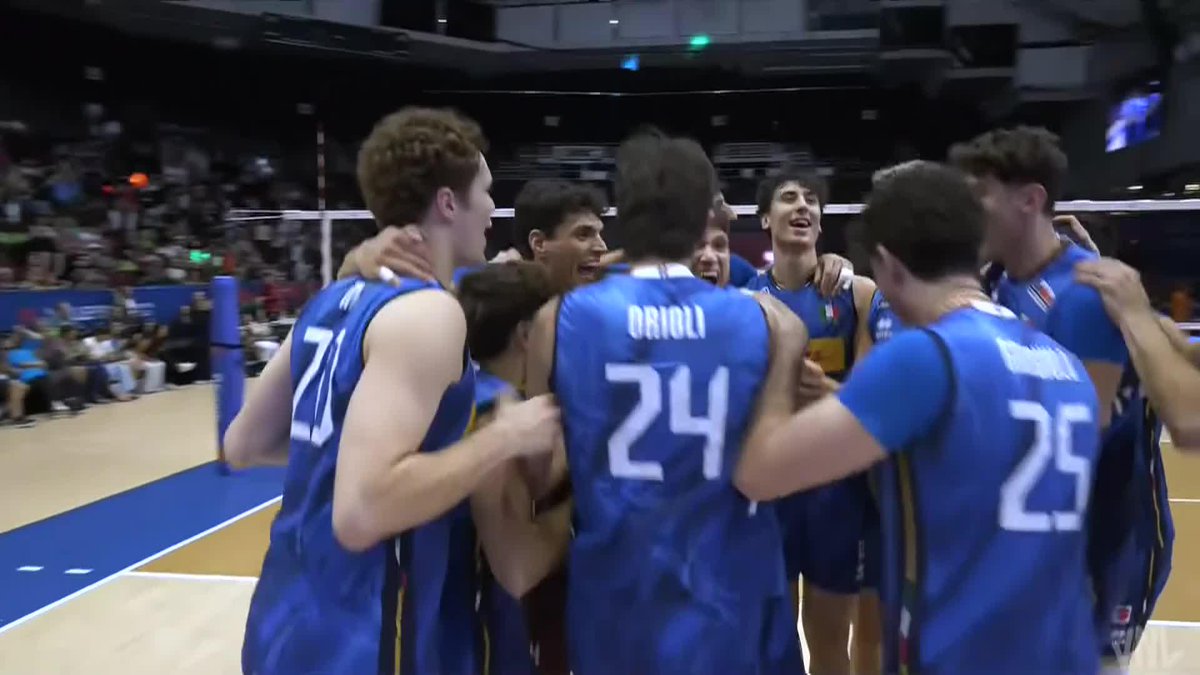 #VNL2026 🇮🇹🔥: ITALY WIN A FIVE-SET THRILLER Italy 🇮🇹 edged the United States 🇺🇸 3-2 in Ottawa to wrap up Week 1 with a hard-fought victory. ⚡ Luca Porro led the Italians with 23 points, while Jake Hanes produced a match-high 25 points for Team USA. 👏 📺 Relive on VBTV: 🏐 #BePartOfTheGame #Volleyball