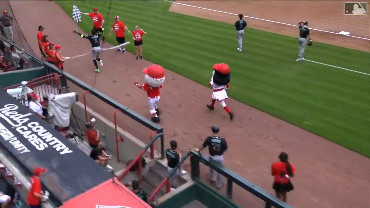 The winner of the Reds mascot race today ... Geraldo Perdomo? See it for yourself 😂