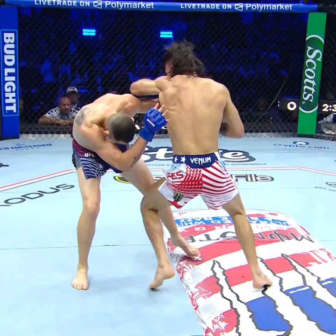 NOCAUT IMPRESIONANTE De la mano de 🇧🇷🇲🇽 Diego Lopes 🇧🇷🇲🇽 conecta unas manos pesadas sobre Steve Garcia 🇺🇸🇲🇽 para mandarlo a la lona y finalizarlo 😮💨 #UFCWhiteHouse | Estamos en vivo por Paramount+ Deportes | Presentado por Crypto.com Ram Trucks