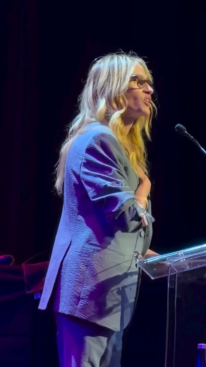 A rare Julia Roberts sighting! ✨ The Pretty Woman actress, 58, stepped out in NYC for ‘Rise Up, Sing Out: A Concert for the First Amendment,’ joining an impressive lineup that included Jane Fonda, Bette Midler, Patti Smith and Rufus Wainwright. The special event brought together stars in support of free expression and First Amendment rights 🤍 📹: @jpasc24 #juliaroberts
