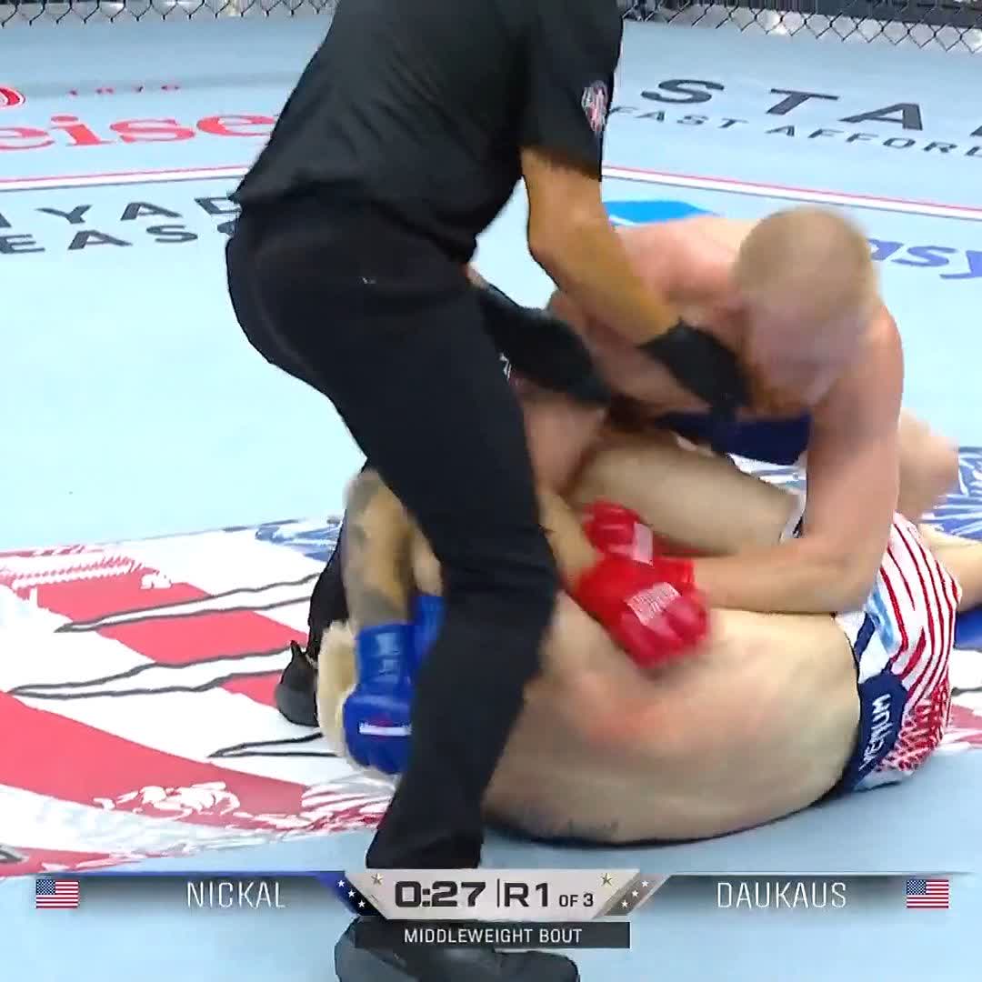 アメリカ人のボー・ニッカルがKO勝ちすると、さっそく「U・S・A!!」コール。 KO負けしたカイル・ドーカスもアメリカ人なんですが……アメリカはこうじゃなきゃいけない!