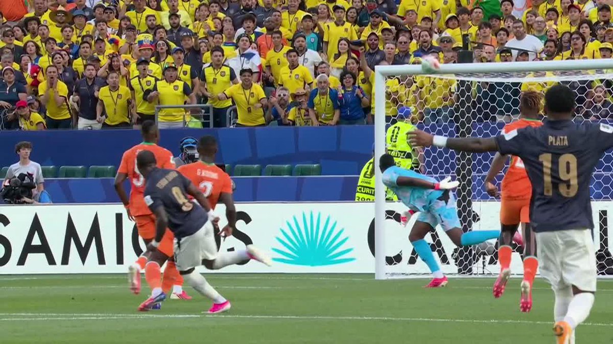Gonzalo Plata ya estaba celebrando el remate de Yeboah. El de arriba nos detesta cada 4 años.