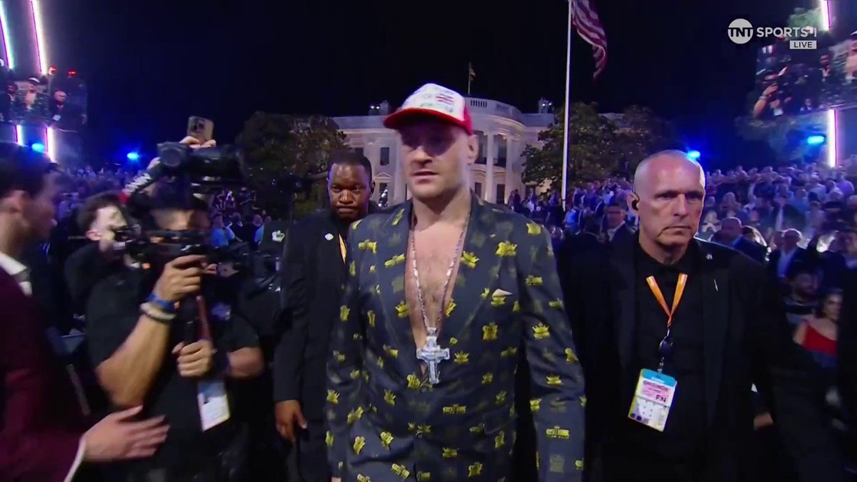 🚨 Tyson Fury got his own walkout at the UFC White House event He says he hopes to fight Anthony Joshua later this year, and reveals Dana White will be making a MASSIVE announcement involving him soon 👀