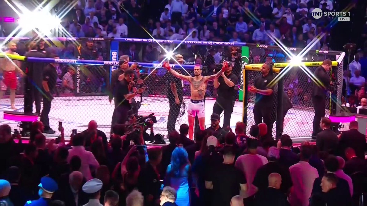 "IF YOU ARE WHAT YOU SAY YOU ARE...A SUPERSTAR" 🎵 Sean O'Malley with an EPIC entrance at The White House! 👏 #UFCWhiteHouse | Stream TNT Sports on HBO Max