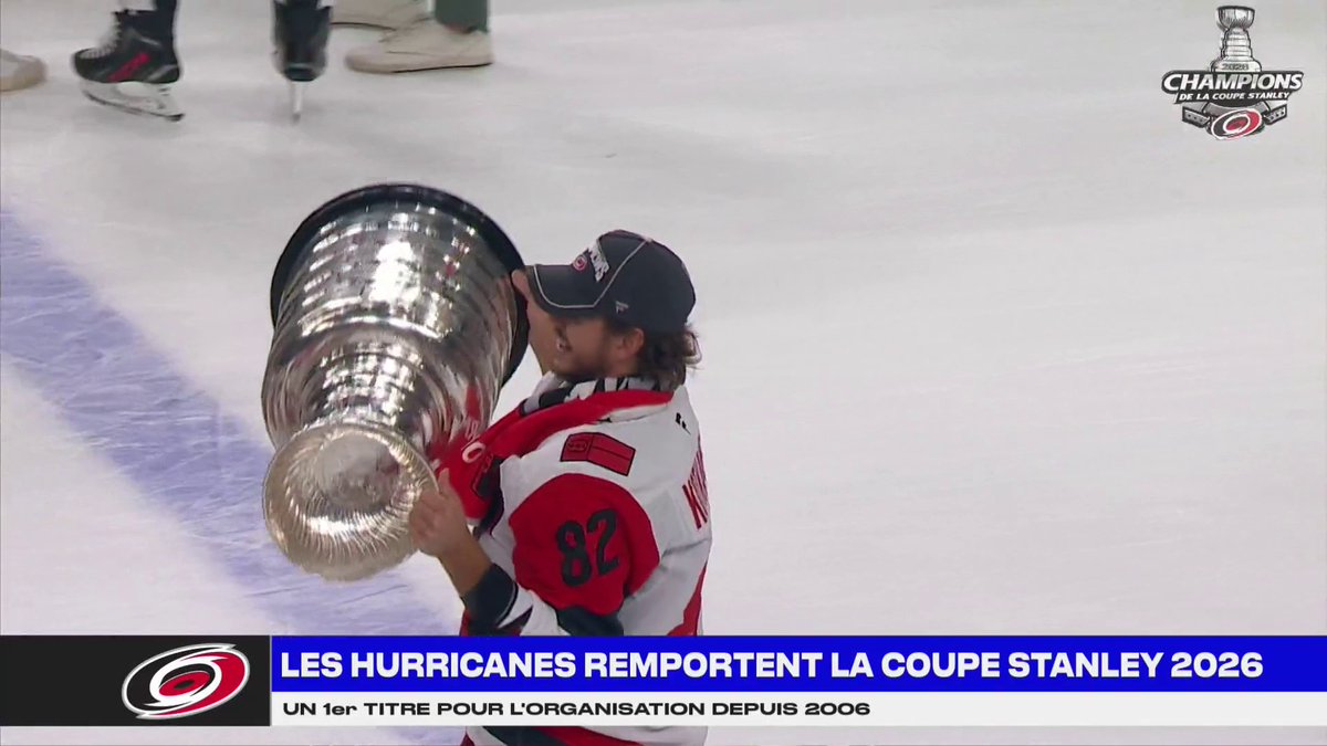 C'est maintenant Jesperi Kotkaniemi qui soulève la coupe!!!