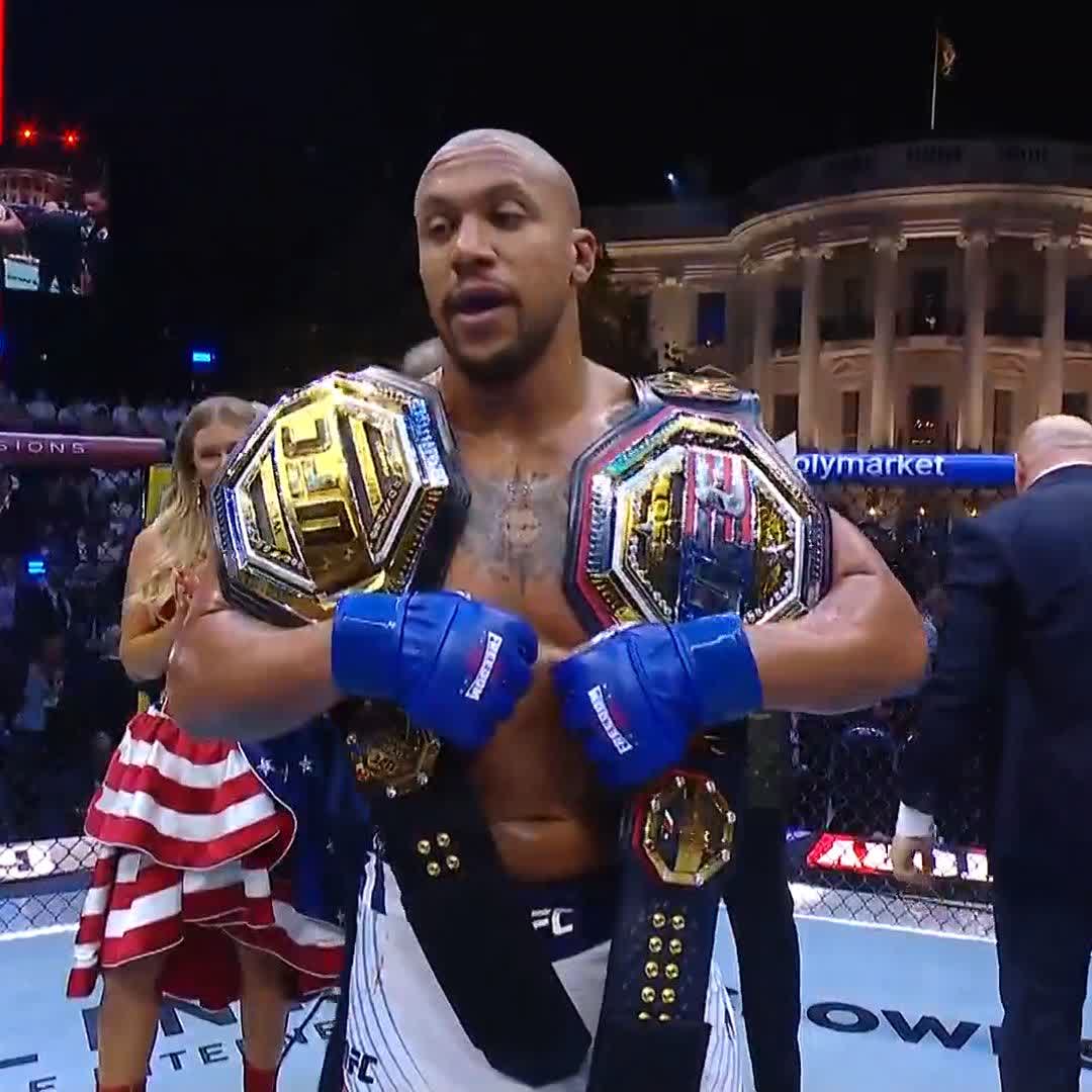 👑 Ciryl Gane devient le nouveau champion du monde des poids lourds ! Il s'impose par TKO au deuxième round face à Alex Pereira 📺 Regarde l’#UFCWhiteHouse EN DIRECT sur 🇫🇷 RMC Sport et 🇧🇪 VOOSport World Les combats pour le titre sont présentés par @Cryptocom