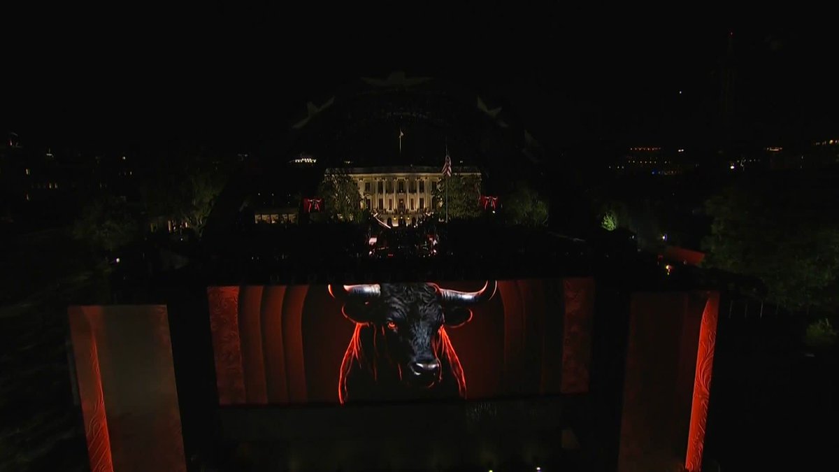 Hasta el miedo le teme a este señor ‼️ No necesita suerte, la suerte lo necesita a él 🫡 🇪🇸🇬🇪 Ilia Topuria 🌹 #UFCWhiteHouse | Estamos en vivo por Paramount+ Deportes | Presentado por Crypto.com Ram Trucks